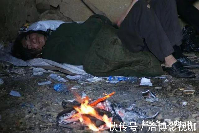 杨锁|中国第一懒人杨锁18岁成孤儿,不会洗衣做饭,23岁活活饿死家中