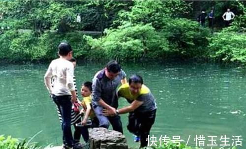 游泳|把自己落水的孩子救上岸边后，被其他家长质问：为什么不救我孩子