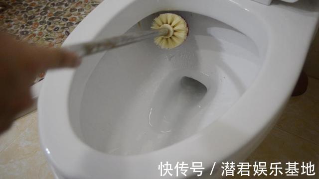 妙招|马桶里撒一把，不管多脏多厚的污渍，一冲就干净，省钱又实用