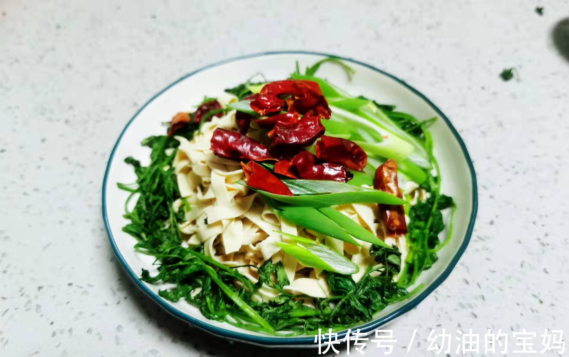 千张买厚不如买薄，焯水后加一料拌着吃，营养开胃，好吃还便宜