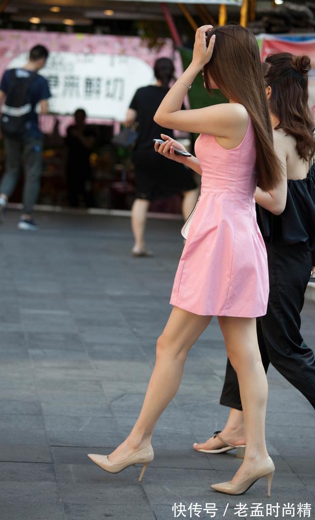 女王|街拍路人,粉色系连衣裙穿搭参考,搭配高跟鞋更显女王气势