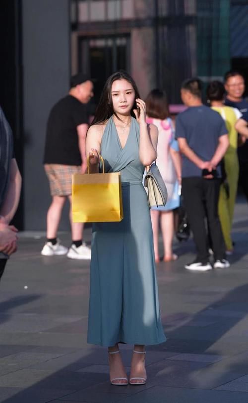 街拍美女：V领浅绿色挂脖裙，搭配蝴蝶结设计，清新可人