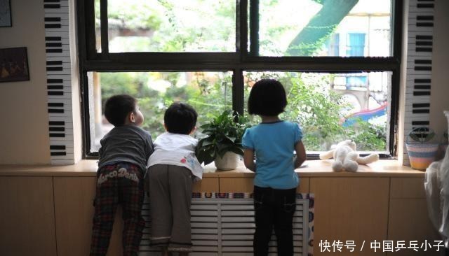 幼儿园在职妈妈别为了孩子去幼儿园当老师，照顾孩子你想多了