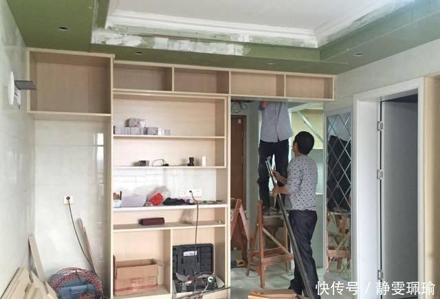 很实用|61平的小户型,老公在客厅打了好多柜子,入住后才知道很实用