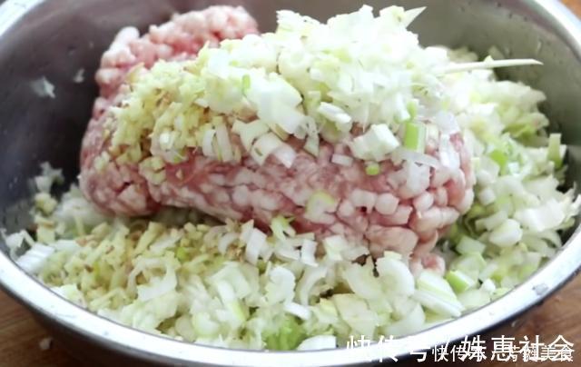 白菜饺子，有人焯水有人直接包，都不对，教你正确做法，饺子才香