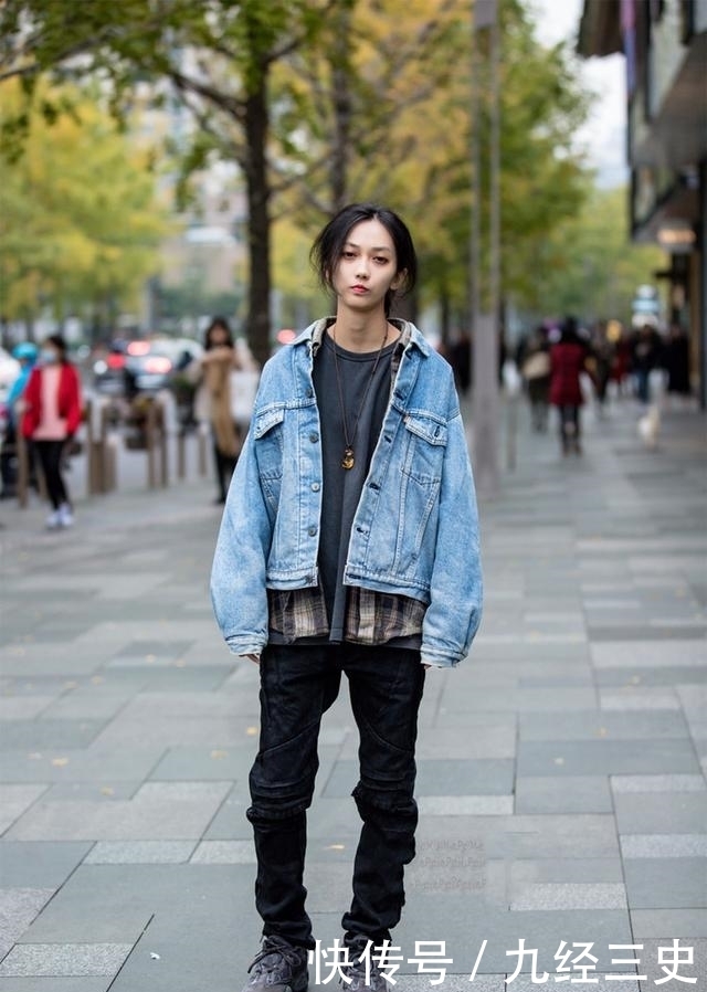 牛仔裤|街拍:面带微笑气质可人的美女,牛仔裤尽显满满的潮流气息!