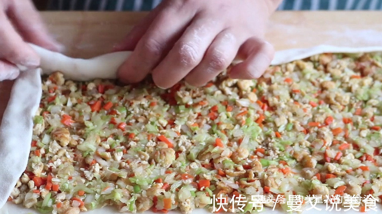 我家隔三差五做这锅菜卷，松软鲜香易消化，层层裹着馅料，太香了