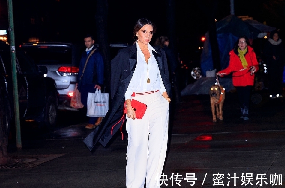 女王|贝嫂曾创造过“无跟鞋”，这次又穿“开洞裤”，女王时尚太大胆！