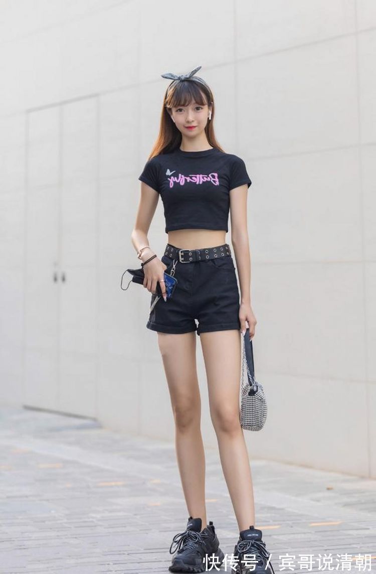 吊带上衣|街拍,美女穿白色高腰款式的吊带上衣,更显娇俏动人