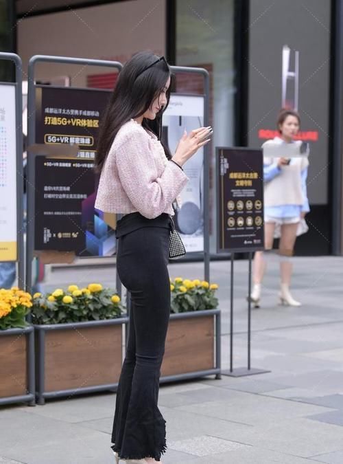 回头率 喇叭裤秀出我们的小蛮腰,赚足街上的回头率,心动就行动吧