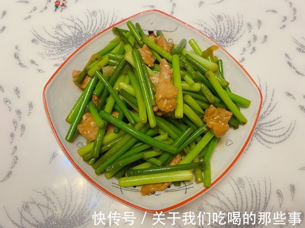 老师傅教你炒蒜苔，别直接炒别焯水，巧用一招，蒜苔翠绿鲜嫩入味