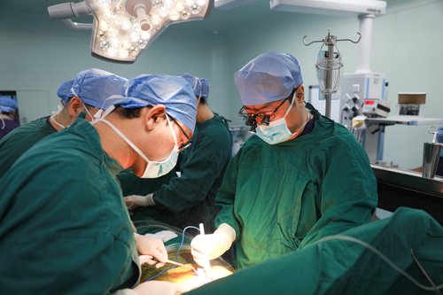 新闻记者|山东首例自主完成的人工心脏移植手术取得成功！46岁男子从此用上“人造心”