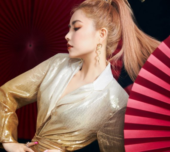 y《爆裂舞台》:韩红开启“严师”模式,3代国产女团同台竞技