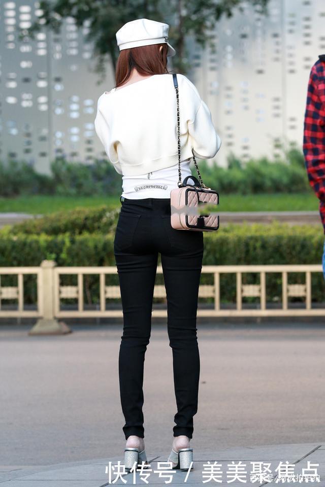 极简时尚风的流行,黑白的搭配,简约穿搭也能变高级