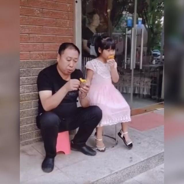 姥姥|女童跟姥爷偷吃地瓜,不幸被姥姥抓现行,娃后续举动令人哭笑不得