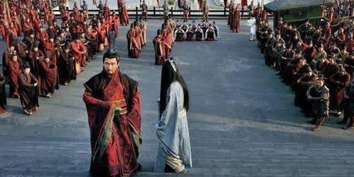 国君|千金小姐见家里佣人长太帅,与其私定终身,一年后,佣人成了国君