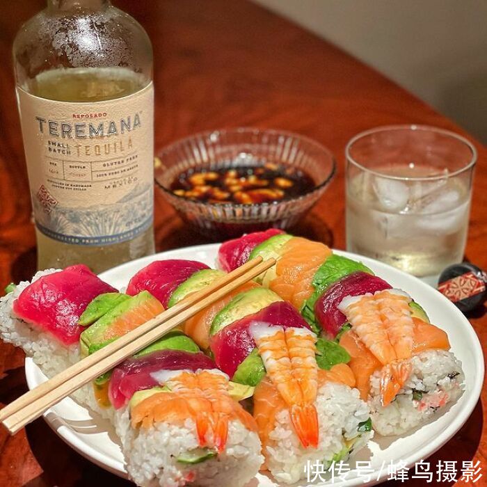 28个巨石强森的菜单，满满一桌子太能吃，还边吃边看电影太享受