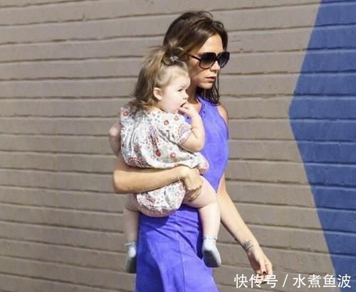 中国孩子的腿,为啥没外国孩子的直,父母这改不了的习惯是关键