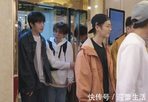 邓超|邓超陈赫等人聊天时，鹿晗头上的帽子尤为抢镜，这不是那谁的？