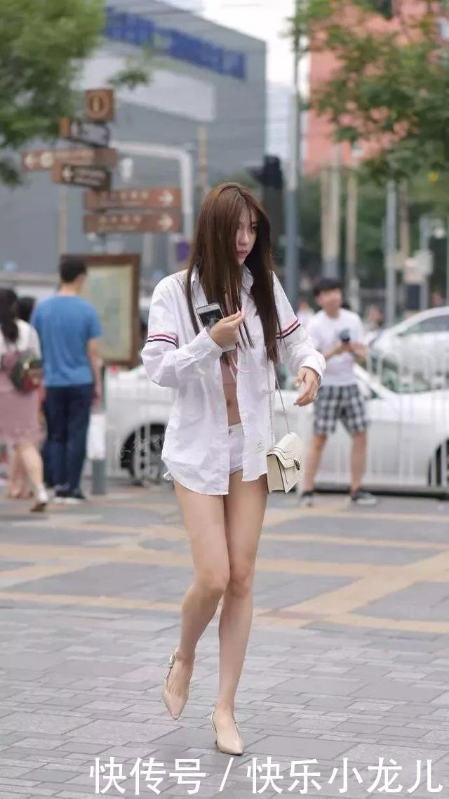 街拍美女搭配一双高跟鞋,给人一丝性感的气息和优雅的气质
