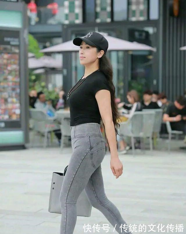 单品 黑色长款风衣搭配灰色手提包，不能仅仅的依赖单品，配饰也重要！