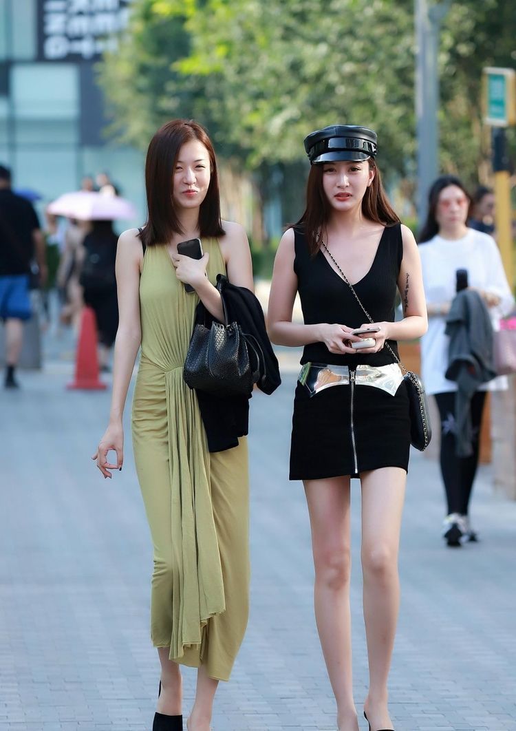 身材高挑|戴眼镜的美女，身穿吊带搭配黑色短裤，大秀出修长美腿