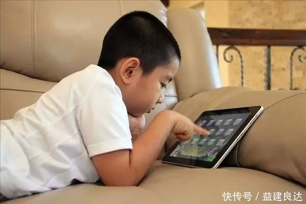 不良率|经常“玩手机”的孩子,长大后要面临2种结局,家长别大意!