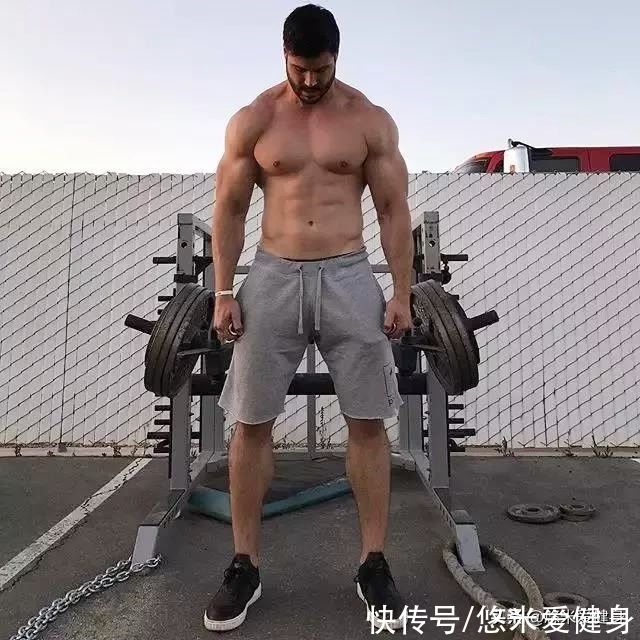 肱二头肌|美国肌肉帅哥身高2米，杠铃深蹲180公斤，4个动作提升手臂围度