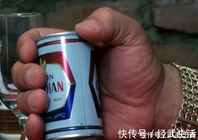 常人|世上酒量最大的巨人，1小时能喝108瓶啤酒，死后骨灰重15斤