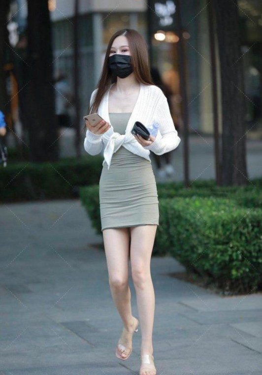 豆沙绿的修身连衣裙，休闲时尚，青春减龄