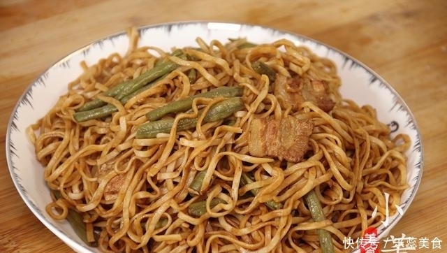 面条别再煮着吃了,教你做蒸面条,简单省事,主食和菜都有了