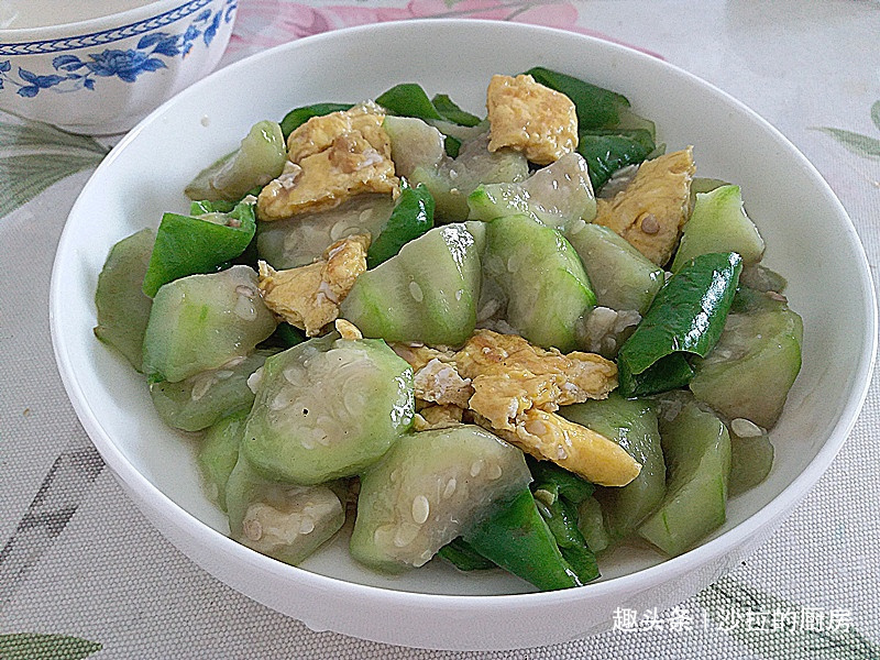 嫩白|夏季遇到此菜多吃些，维C是黄瓜的8倍，排出毒素，肌肤细腻嫩白