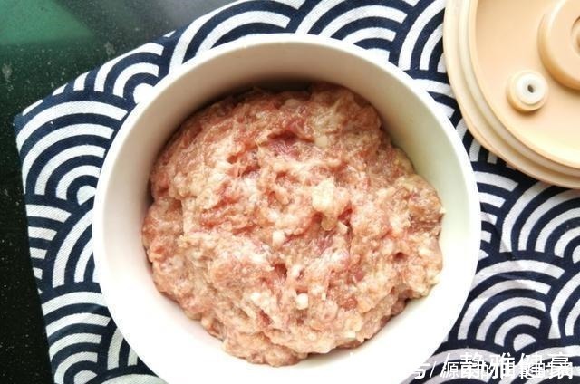调肉馅时，放料酒是大忌。正确方法告诉你，肉馅鲜嫩多汁无腥味
