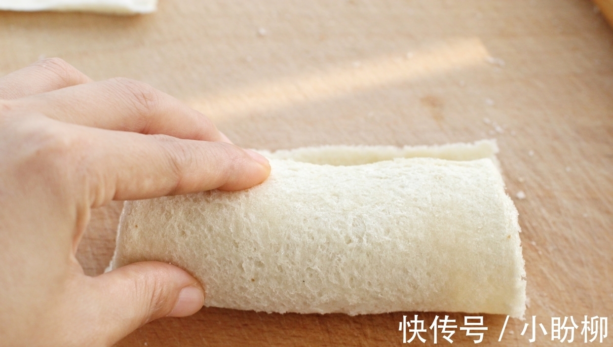 辛墨墨|剩吐司别丢掉,做成快手营养早餐,五分钟就上桌,咬一口还爆浆!
