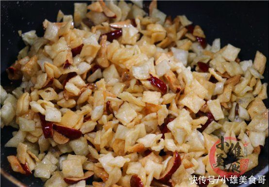 跟着我一起|饺子皮放入滚烫的油锅中,瞬间变美食,我也是今天才知道,太香了