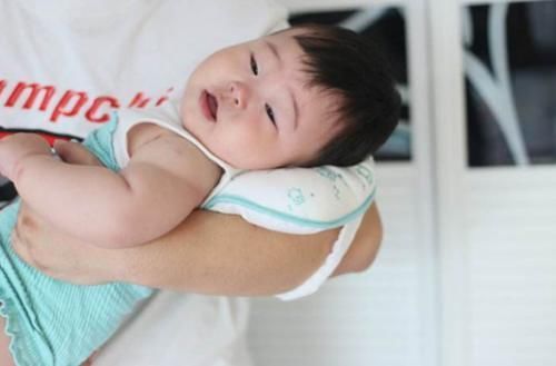 宝妈|“抱着睡得香，放下立刻醒”，许多宝妈无法应对，快看看这么做