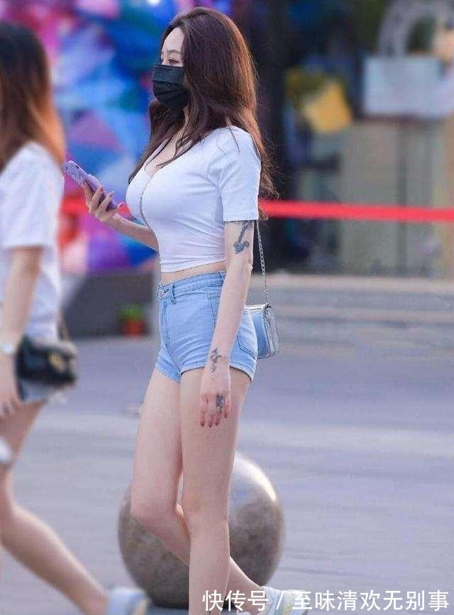 肩带 高贵优雅的瑜伽裤装扮更添清纯美感,显得腿长脚小,富有质感