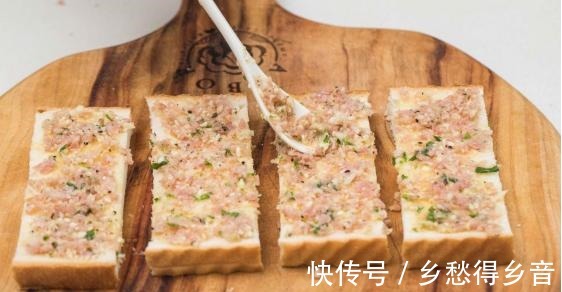 配上牛奶和咖啡就是完美早餐,味道香浓,刚出炉的时候孩子抢着吃!