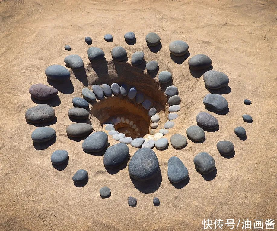 陆地|堆石头的艺术家又来了,最新作品艺术感更强,治愈强迫症