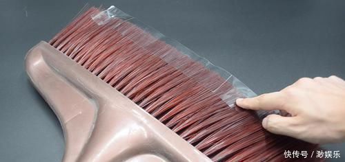 扫把上粘满了头发,试试这个方法,不脏手又方便,邻居见了纷纷学