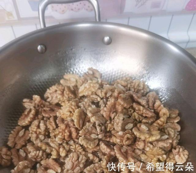 家常版小零食琥珀核桃仁，口感酥脆，一口一个，甜甜的超好吃！