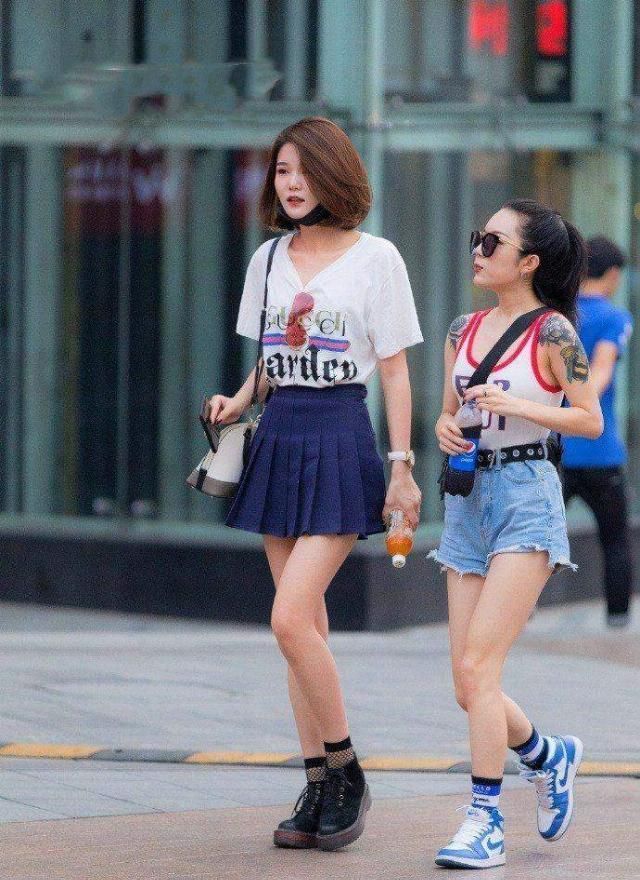 街拍|街拍;女神越来越懂得搭配凸显长腿、细腰和身体曲线之美