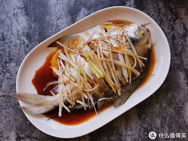 银鲳|清蒸鲳鱼在家做，鱼肉口感滑嫩没腥味，做法简单