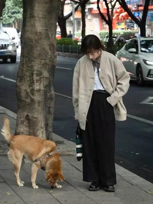 我们在选择裤子的时候，可以选择直筒裤，突出自己的优点