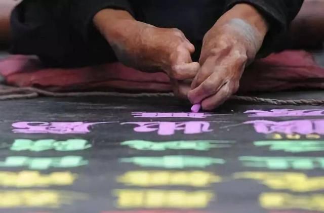  变形|乞丐双手烧伤变形，创“彩虹体”字体被方正收购，50年收入全归他