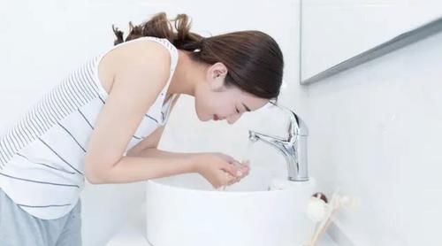 女性在睡觉前，坚持做好这几个保养动作，你的皮肤自然会白皙嫩滑