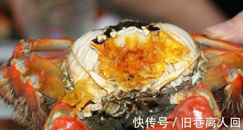 螃蟹|大妈将50只螃蟹放在坛子中,加入2瓶酱油,半年后取出乐开了花