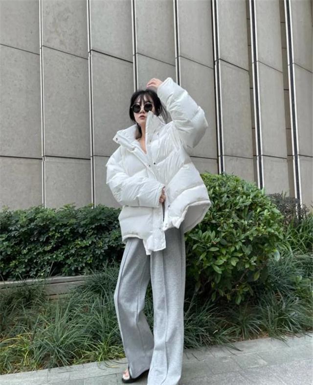 臃肿 “羽绒服+九分裤”=今年秋冬最时髦穿搭,显高显瘦,明星都在穿