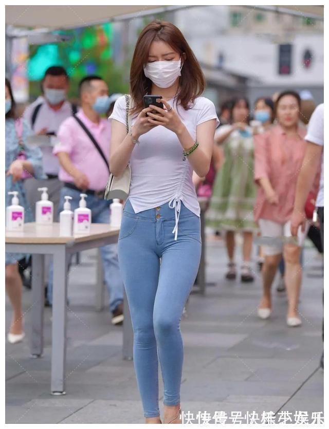 高跟鞋 一字肩上衣搭配牛仔短裤, 率性潇洒, 设计感十足