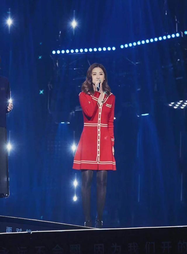 学院针织裙 阿Sa也老了, 穿学院针织裙不仅不减龄, 还有点寡淡的味道